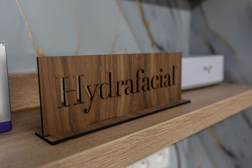 Drevená tabuľka Hydrafacial na poličke v štúdiu