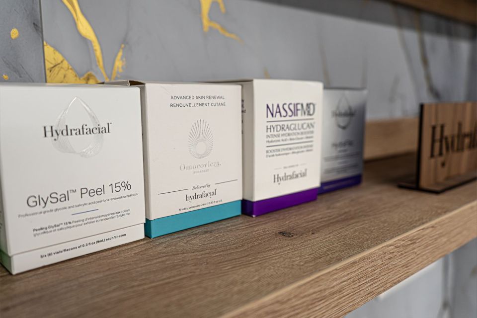 Professionelle Kosmetik von Hydrafacial und Nassif MD im Regal des Studios Bivi