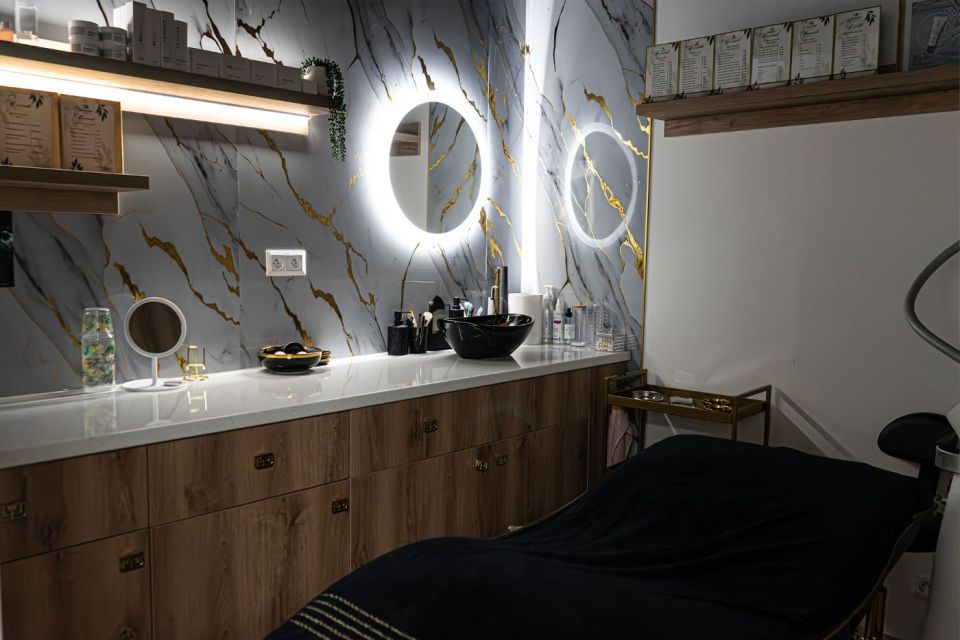 Ošetrovacia miestnosť Bivi Beauty Studio s mramorovou stenou a osvetlenými zrkadlami