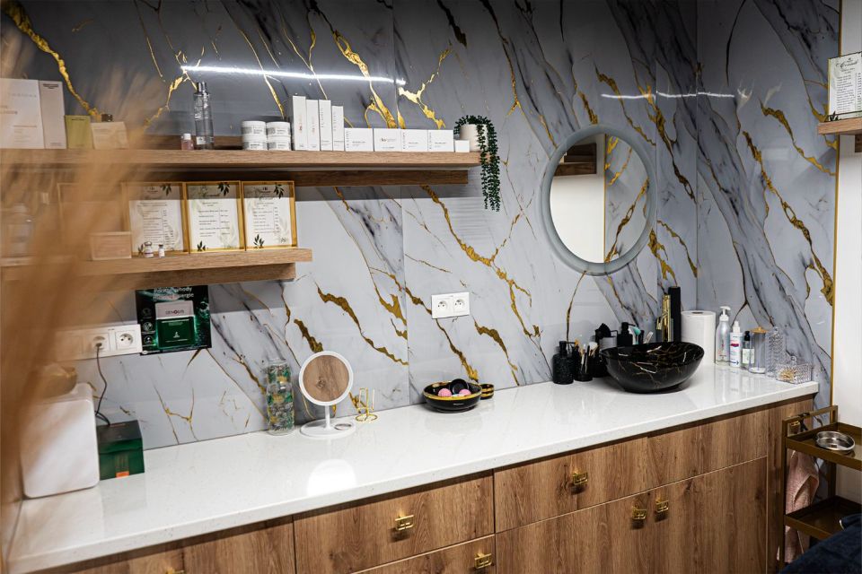 Mramorová stena s kozmetikou a umývadlom v Bivi Beauty Studio